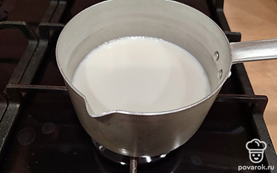 Оставшиеся 300 миллилитров молока доведите до кипения. 