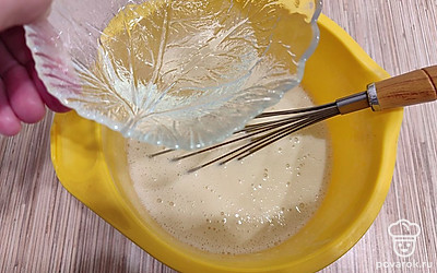 В самом конце добавьте растительное масло. Перемешайте и начните готовить.