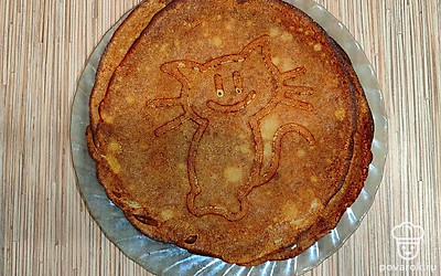 Обжарьте блинчики с двух сторон до румяной корочки.