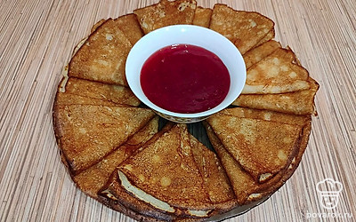 Подавайте блины горячими с клубничным джемом. 