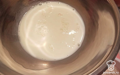 Сливки смешайте с молоком. 