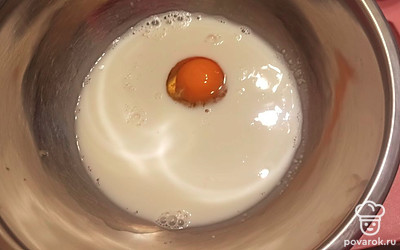 Далее вбейте яйцо в миску.