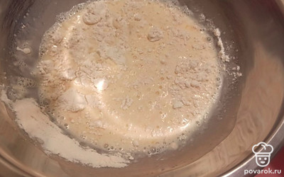 Затем просейте муку, добавьте сахар, перемешайте. 
