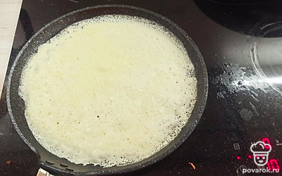 На растительном масле жарьте блины с двух сторон по две минуты. 