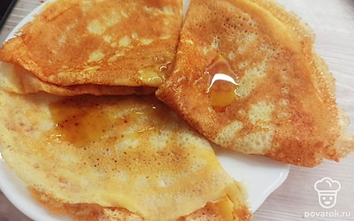 Полейте блинчики кленовым сиропом. 