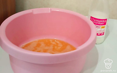 В яйца добавьте сахар и соль. Перемешайте. 