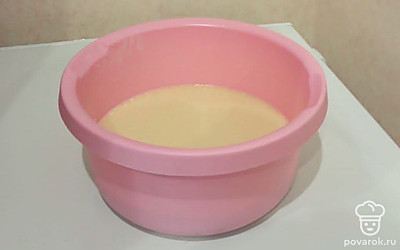 Затем влейте молоко. На следующем этапе добавьте муку. 