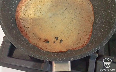 Смажьте сковороду маслом. Приготовьте блины.