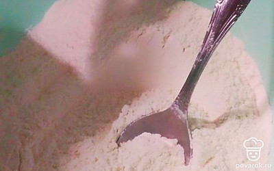 Смешайте сухие ингредиенты. Муку добавляйте столовыми ложками с горкой.