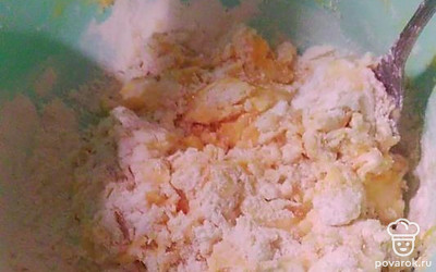 Вбейте яйца и влейте растительное масло. Перемешайте.