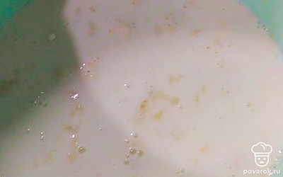 Добавьте теплое молоко в тесто.