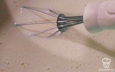 Влейте кипяток, взбейте смесь венчиком. Если останутся комочки, пробейте тесто блендером.