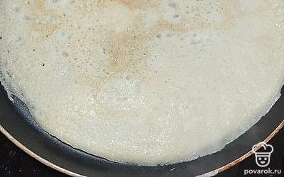 Влейте наше тесто на сковородку.