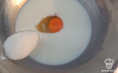 Добавьте сахар, все взбейте. 