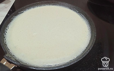 Выпекайте блинчики с двух сторон по 2 минуты. 