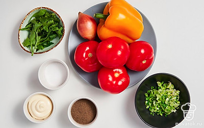Помидоры промойте. Болгарский перец промойте и вырежьте сердцевину. Репчатый лук очистите от шелухи. Петрушку, кинзу и лук промойте, обсушите бумажными полотенцами.