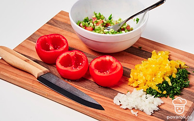 Приготовьте начинку. Из помидоров аккуратно извлеките мякоть. Болгарский перец мелко нарежьте. Репчатый лук также мелко нарежьте. Лук и петрушку измельчите. В миске смешайте мякоть помидоров, болгарский перец, лук и петрушку, посолите, поперчите и добавьте майонез. Тщательно перемешайте.