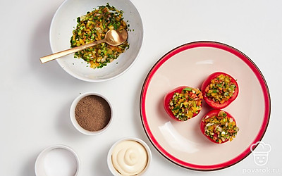 Приготовьте фаршированные помидоры. В полые помидоры выложите по 1-2 ст. л. готовой начинки, формируя аккуратную горку.