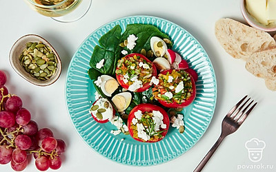 Перед подачей украсьте фаршированные помидоры листьями кинзы.