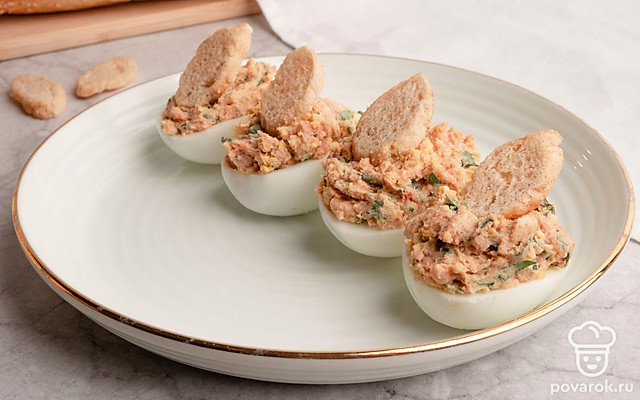Яйца, фаршированные паштетом с сухарями — Рецепт с фото