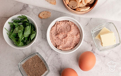 Подготовьте все ингредиенты. Заранее отварите яйца и промойте петрушку.