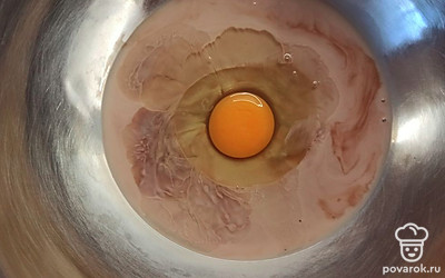 Далее в миску вбейте яйцо.