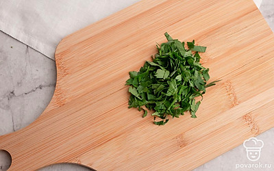 Мелко порубите петрушку.