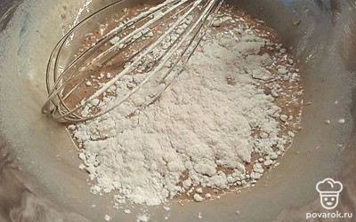 Всыпьте сахар и просейте муку. Все перемешайте. 