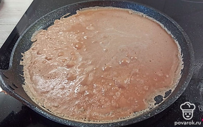 На растительном масле выпекайте блинчики с двух сторон по 3 минуты. 