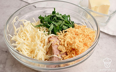 Предварительно замороженное сливочное масло натрите на мелкой терке. В подходящую емкость выложите желтки, печеночный паштет, петрушку и сливочное масло. Добавьте черный молотый перец и смешайте до однородной массы.