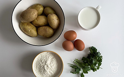 Подготовьте все ингредиенты. Почистите картофель.