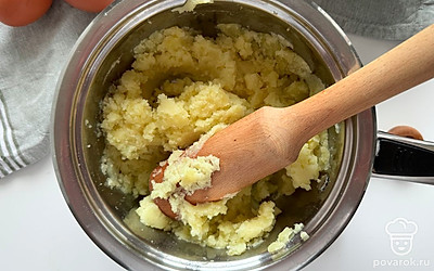 Картофель отварите, сделайте из него пюре. 