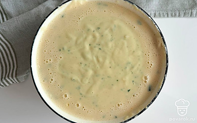 Добавьте молоко, яйца, зелень, муку, соль и 2 столовых ложки растительного масла. Перемешайте до однородного состояния. Если остаются картофельные комочки, можно пробить массу блендером.