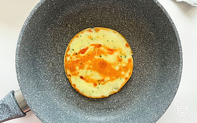 На разогретую сковороду с антипригарным покрытием, смазанную небольшим количеством растительного масла, налейте половником картофельное тесто, распределите в маленький блинчик и обжарьте в двух сторон.
Переворачивайте блинчики, когда поверхность станет матовой. 
