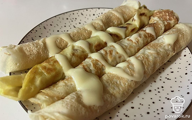 Блинные трубочки со сгущенным молоком — Рецепт с фото
