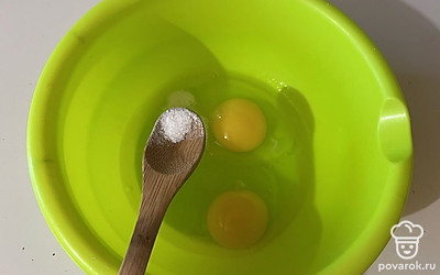 К яйцам добавьте соль и сахар. 