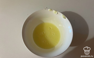 В отдельной емкости растопите сливочное масло. 