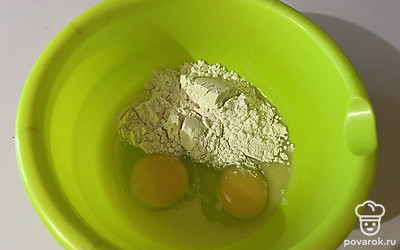 К яйцам добавьте растопленное масло и муку. 