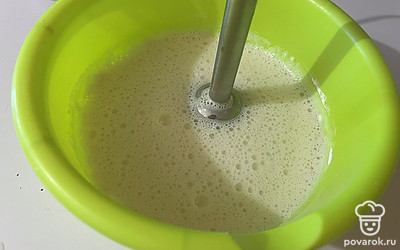 Не прекращая взбивать тесто, постепенно влейте в миску кипяток. 