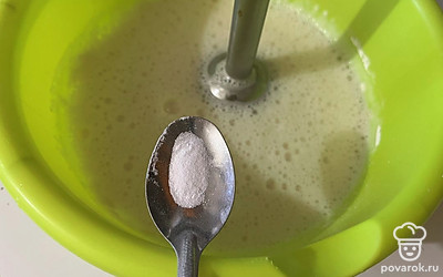 К жидкому тесту добавьте разрыхлитель. 