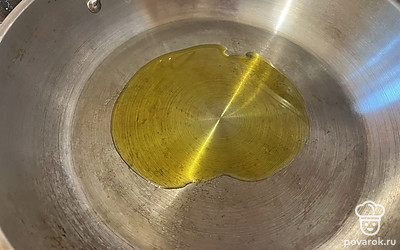 Сковороду поставьте на медленный огонь, влейте в нее растительное масло. 