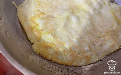 Обжарьте блинчик с двух сторон до появления золотистой корочки. 