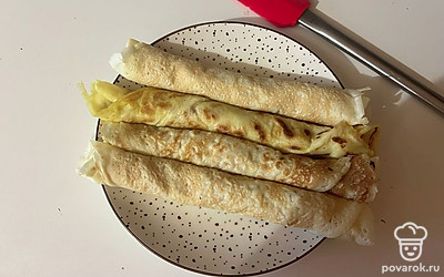 Готовые трубочки выложите на блюдо для подачи. 