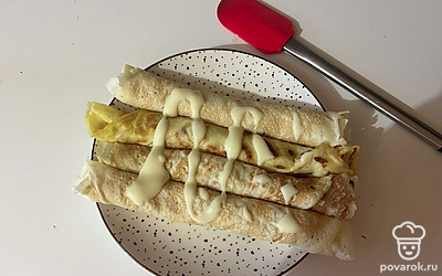 Трубочки полейте сгущенным молоком. 