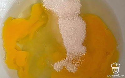 Яйца смешайте с сахаром, добавьте молоко.