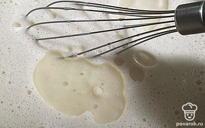 Влейте масло и еще раз перемешайте.