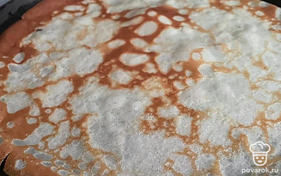 Сковороду смажьте маслом и пожарьте блины.