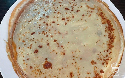 Если смажете каждый блинчик сливочным маслом, то получится еще вкуснее!