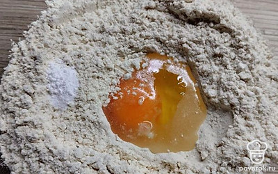 В муку положите разрыхлитель, соль, сахар. Добавьте яйца, молоко и воду, а также растительное масло. 