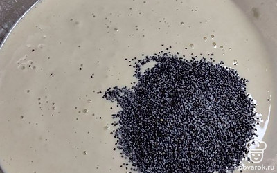 В массу добавьте промытый и просушенный мак, снова перемешайте.